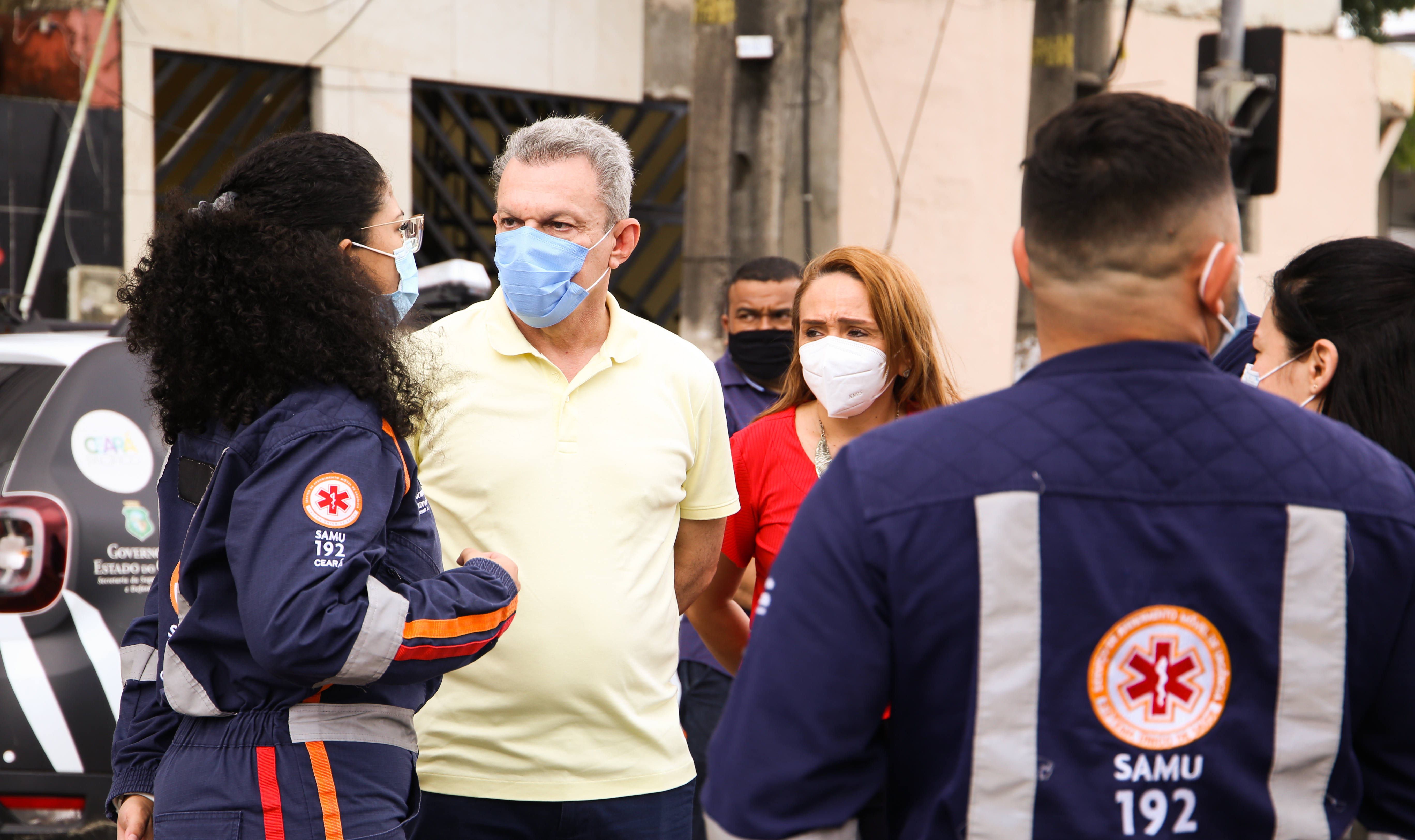 prefeito sarto conversa com duas atendentes do Samu, que estão de costas